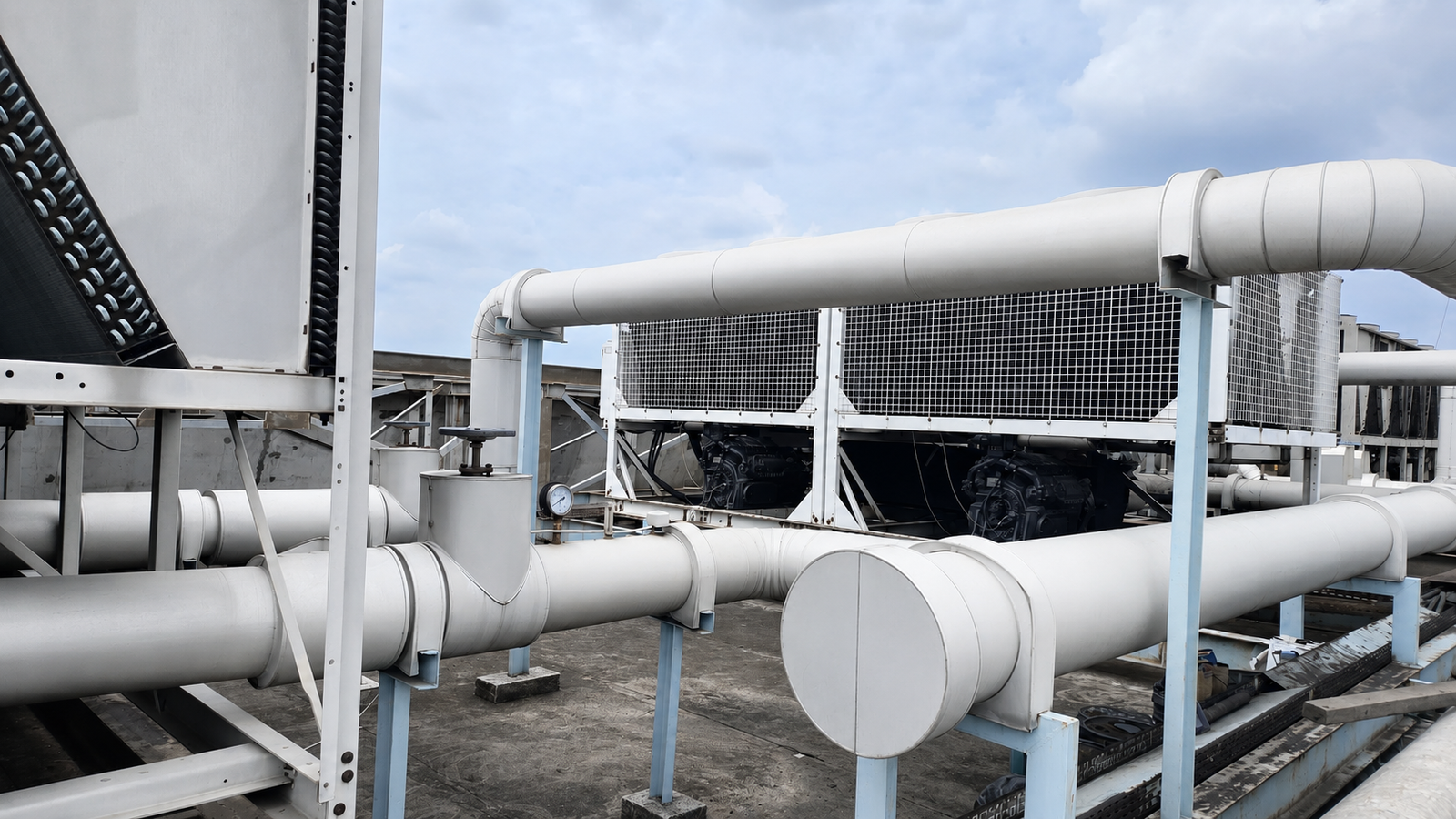 Unit chiller HVAC di rooftop gedung yang menjadi objek audit energi