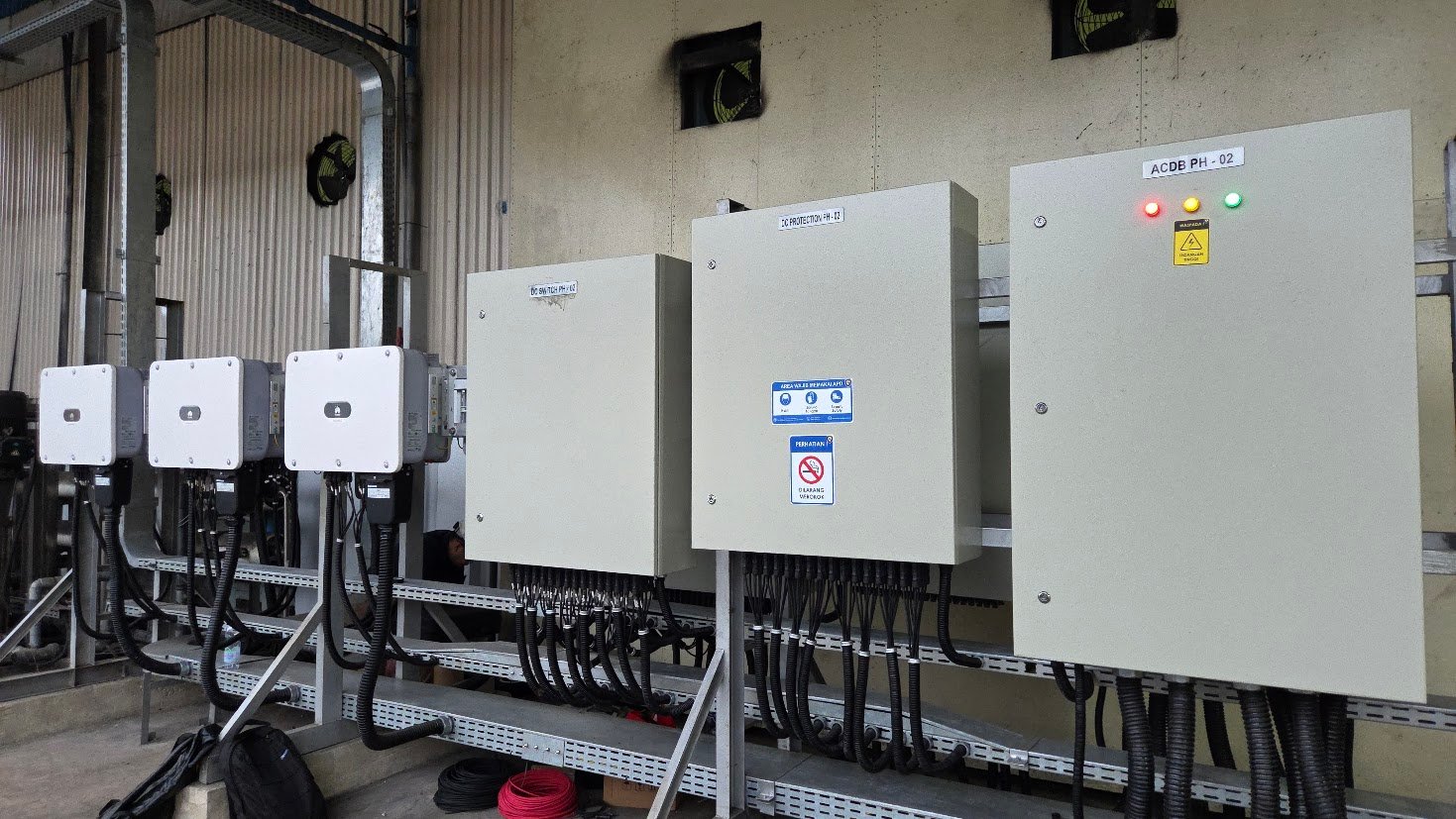 Panel distribusi listrik (DC Switch, DC Protection, ACDB) hasil fabrikasi terpasang di lokasi proyek
